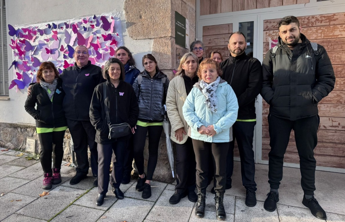 La AFE Acompañados decora con mariposas la entrada del Espacio para la Igualdad