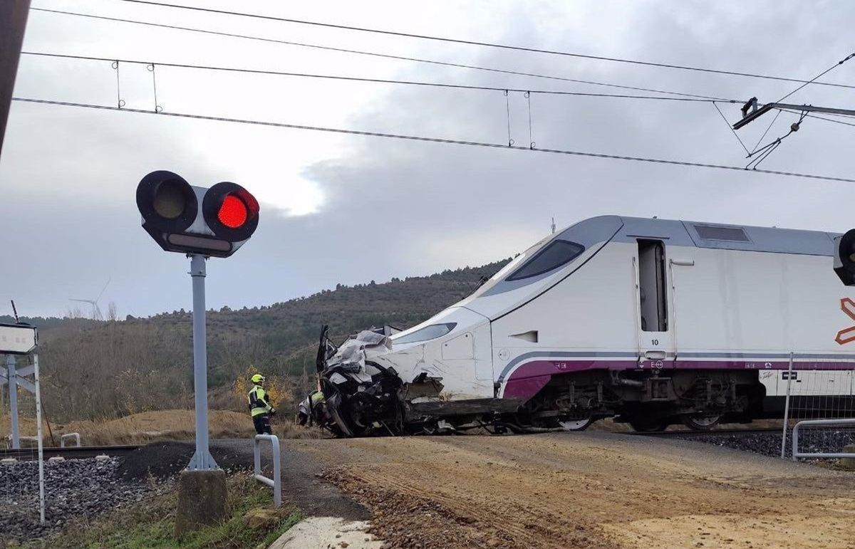 Al menos dos fallecidos en la colisión entre un turismo y un tren Alvia en Palencia