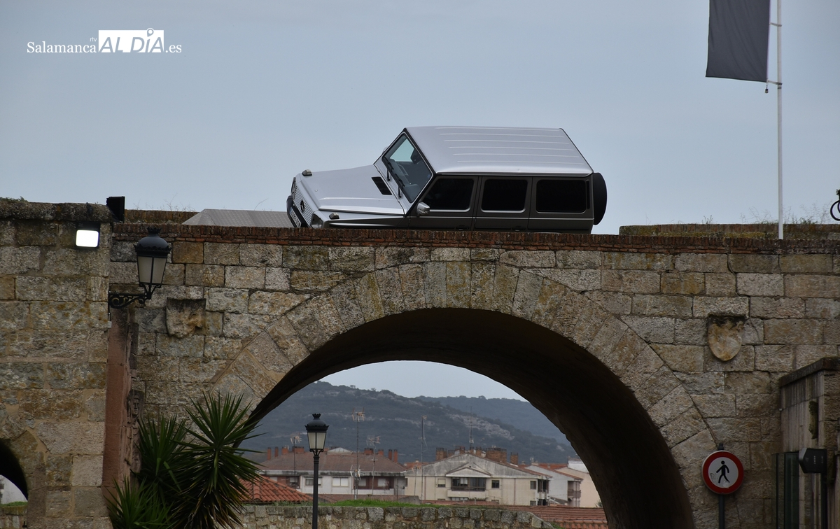 La estrella de Mercedes preside la Plaza con varios coches en equilibrio por el centro 
