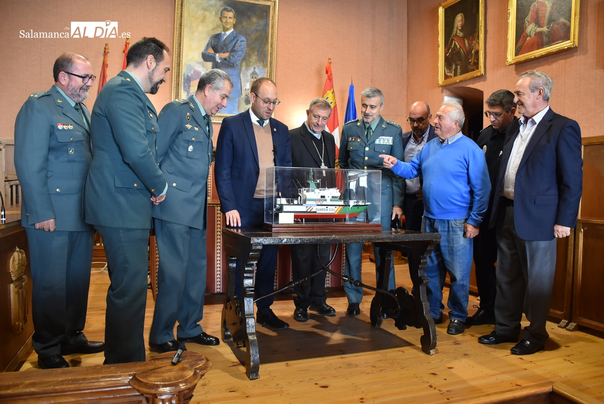 Donada al Ayuntamiento una maqueta de una patrullera de la Guardia Civil llamada ‘Río Águeda’