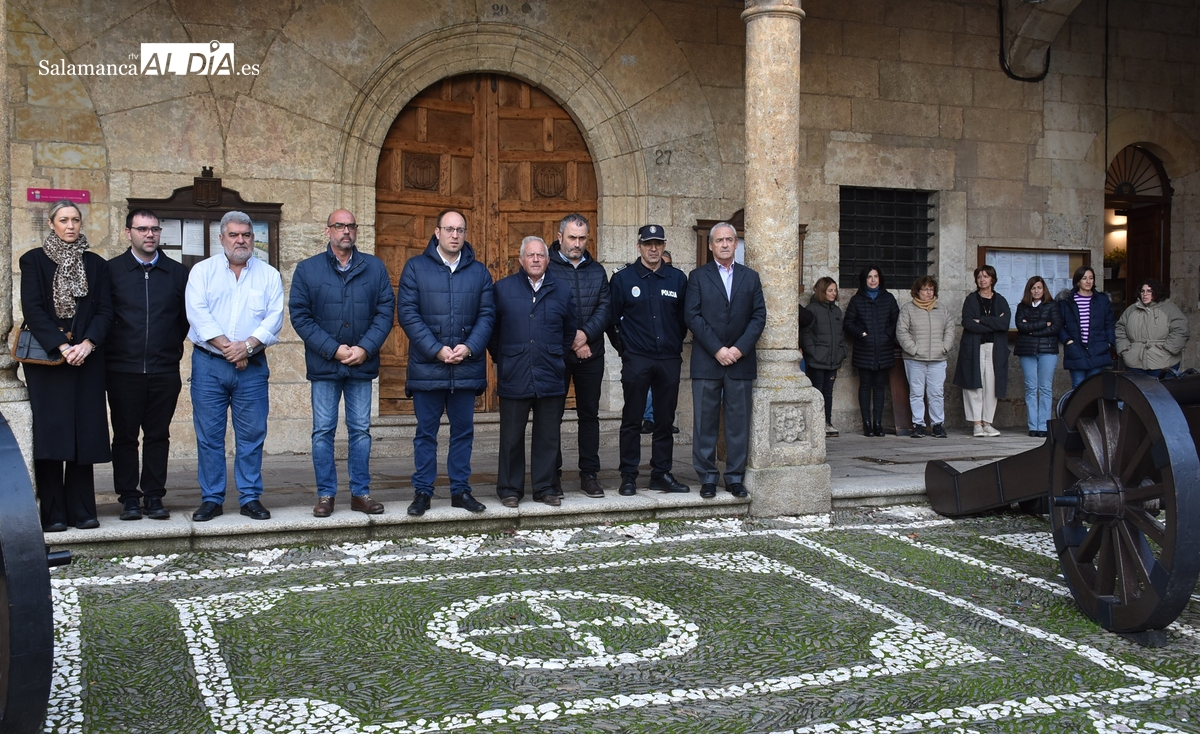 Concejales y trabajadores del Ayuntamiento guardan un minuto de silencio por el 25N
