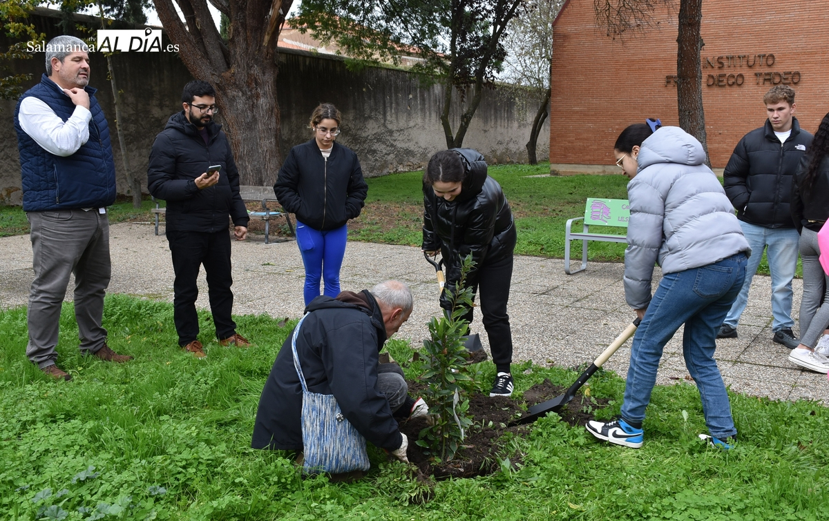 El IES Fray Diego clausura su Semana de la Ciencia plantando vegetación