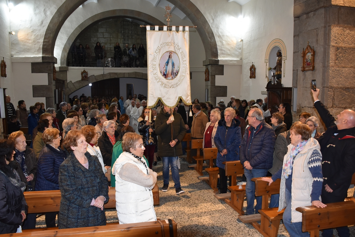 Lleno absoluto en la Iglesia de San Andrés para festejar a la Virgen de la Medalla Milagrosa