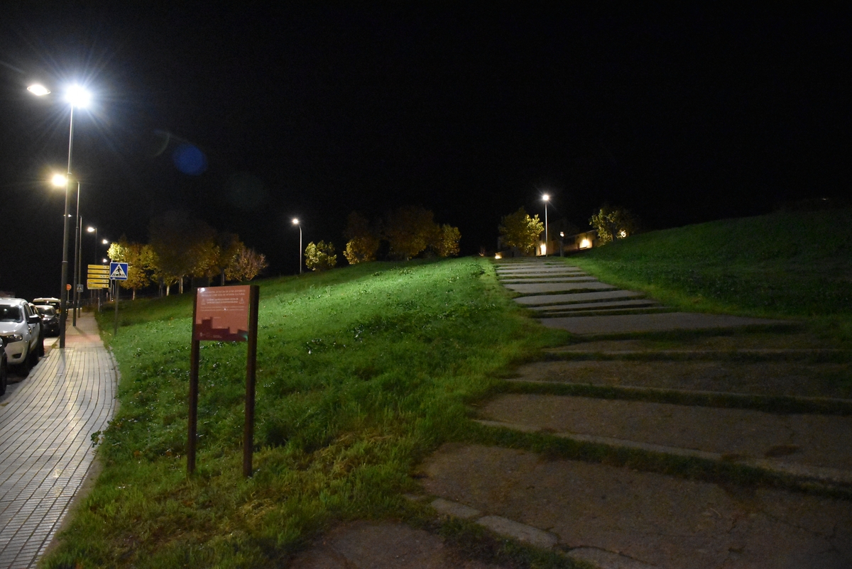 Colocado un foco para iluminar la escalera que cruza el glacis de la Avenida de Sefarad
