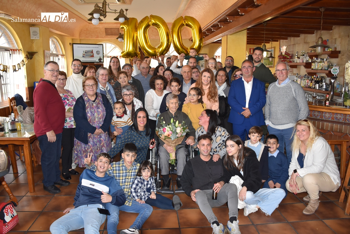 Olivia Alves Díaz celebra sus 100 años reuniendo a su familia repartida por España y Francia