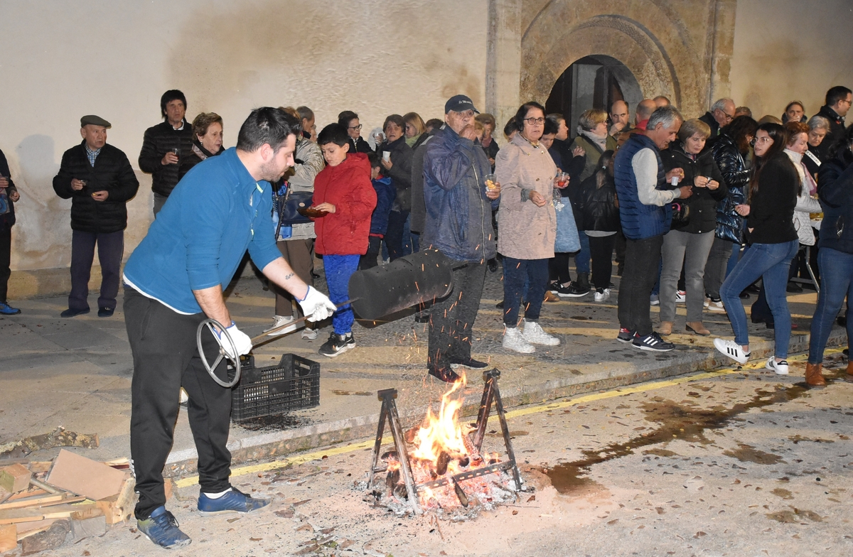 Buen ambiente en la castañada popular de San Andrés en una agradable noche