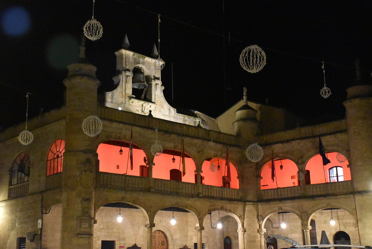La Casa Consistorial luce de rojo por el Día Mundial del SIDA