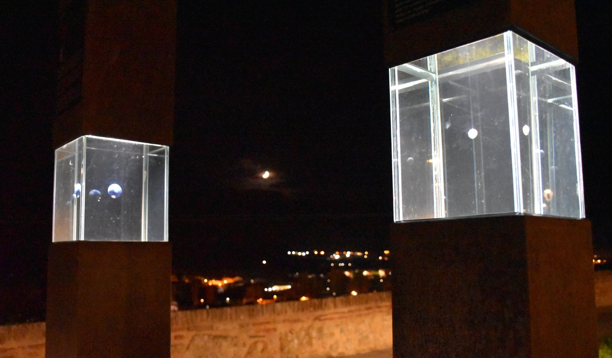 Repuesta la Luna y rellenada la glicerina de la Tierra del Sistema Solar a escala