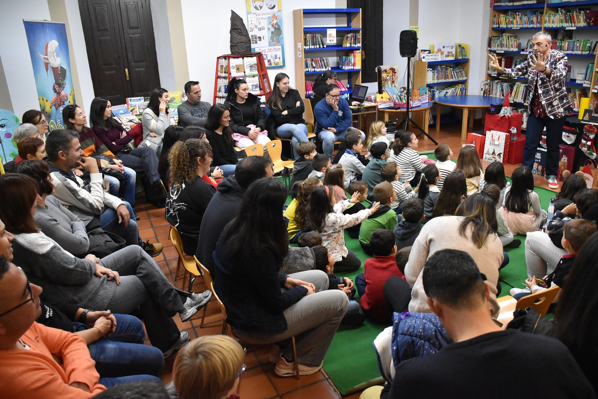 El Mago Oski sumerge a los niños mirobrigenses en el ambiente navideño