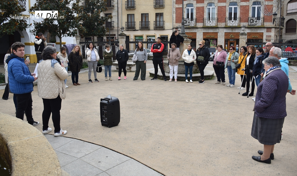 Cáritas conmemora el Día de la Infancia repartiendo ‘paraguas’ para proteger sus derechos