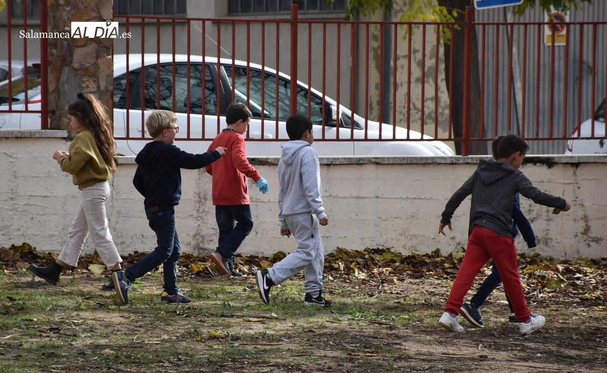 Los alumnos de San Francisco hacen batidas para dejar a punto el patio tras los recreos