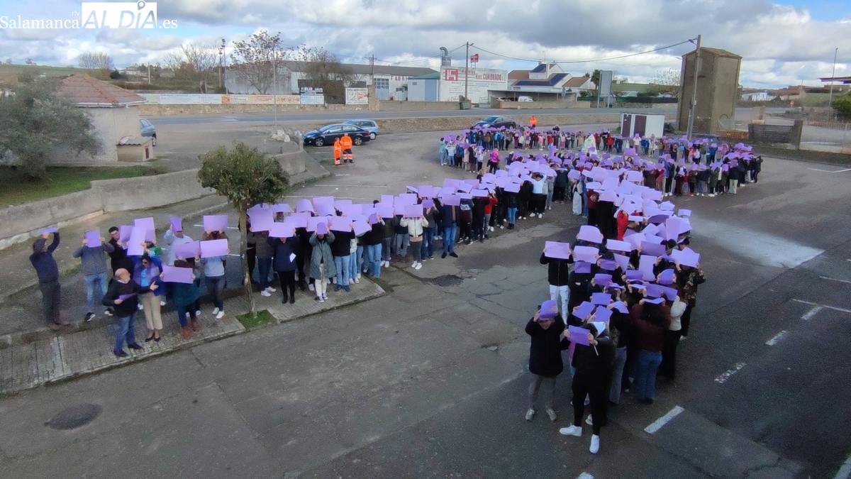 Los centros educativos de Vitigudino y Asprodes forman un gran lazo morado contra la violencia que sufren las mujeres