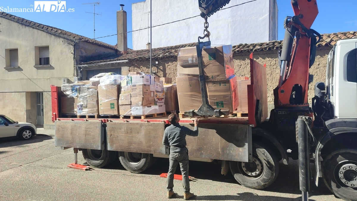 Salen de Vitigudino dos camiones con 15 palés de ayuda a Valencia