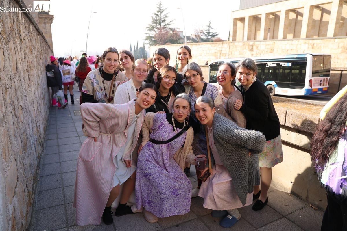 VÍDEO y FOTOS del divertido desfile por las fiestas de la Facultad de Educación de la USAL 