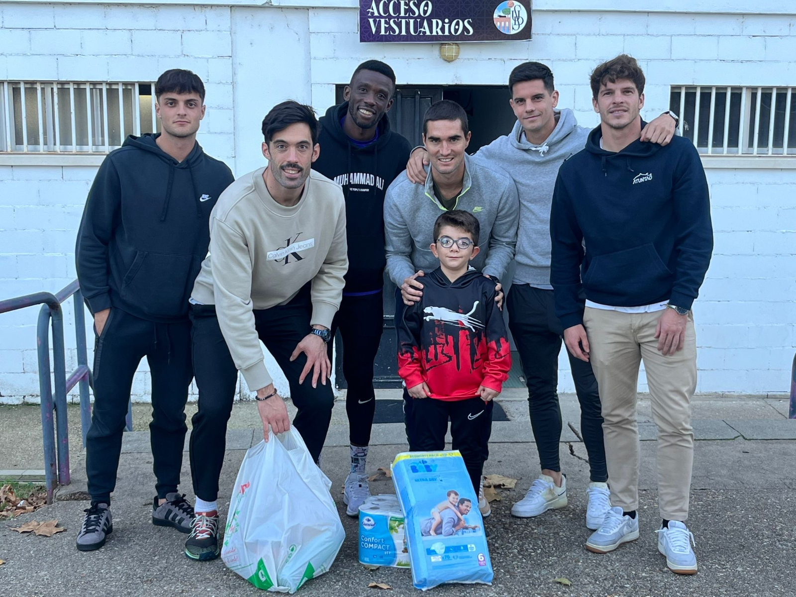 El Salamanca UDS y su plantilla recogen bienes o alimentos en el Helmántico para ayudar a los afectados por la DANA