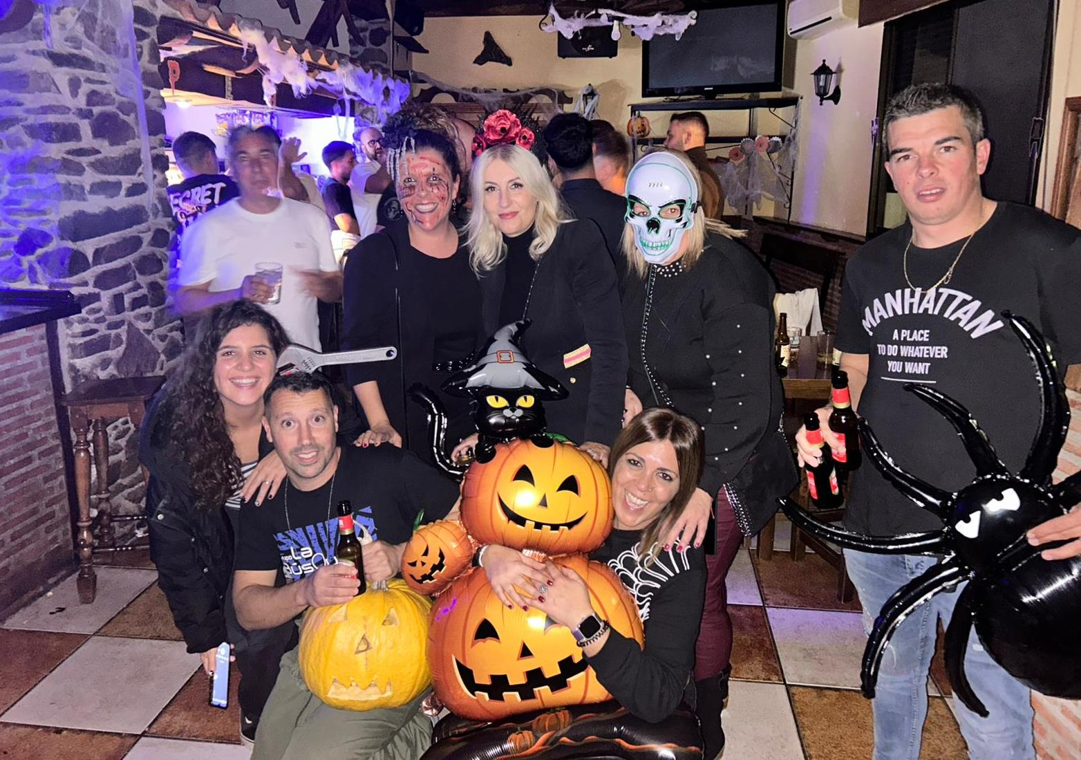 Vecinos de Agallas y de localidades cercanas pasan juntos la noche de Halloween