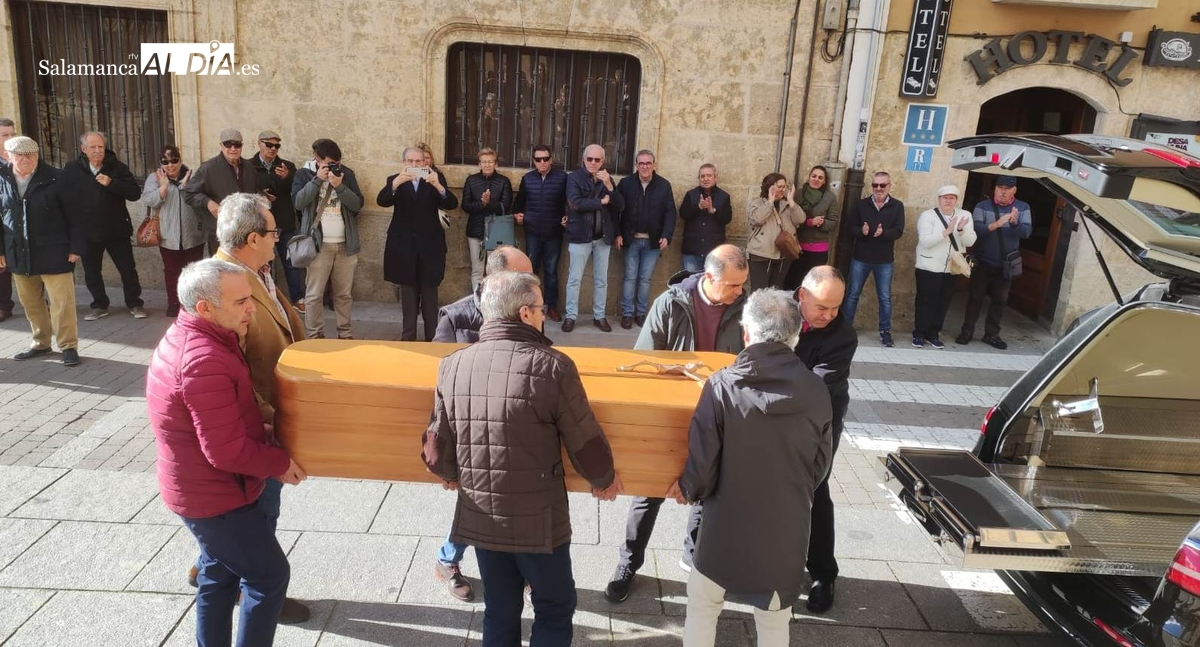 Emotivo último adiós entre aplausos a Conrado ‘El Eterno Maletilla’