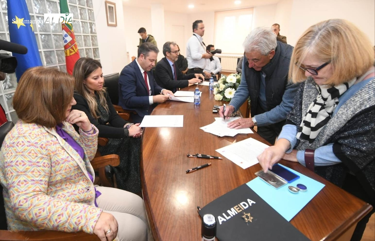 La frontera vive un día cargado de simbolismo con la firma del reconocimiento de las Mugas