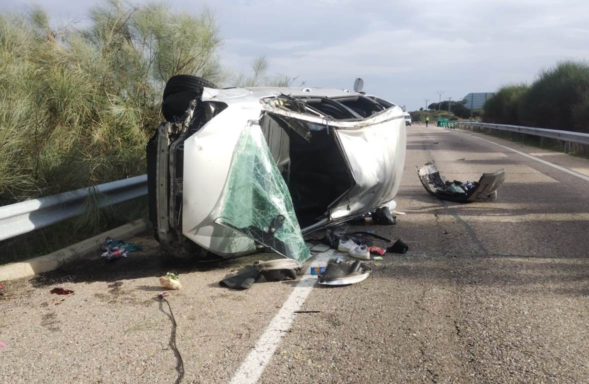 Fallecen dos personas al volcar en la A-62 un turismo en el que viajaban 8 personas en total