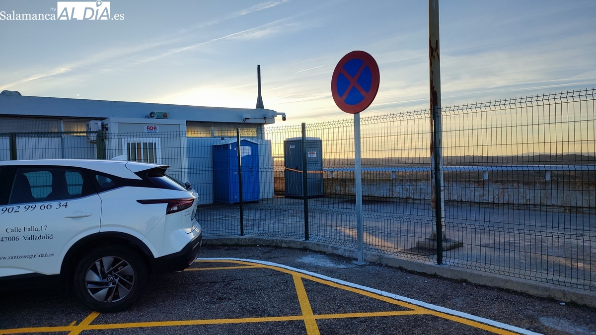 Duro golpe para el turismo en Arribes tras quedar prohibida la parada de vehículos en la presa de Almendra
