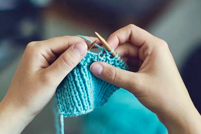 Crean un grupo de costura vecinal para hacer prendas de abrigo para los pequeños afectados por la Dana