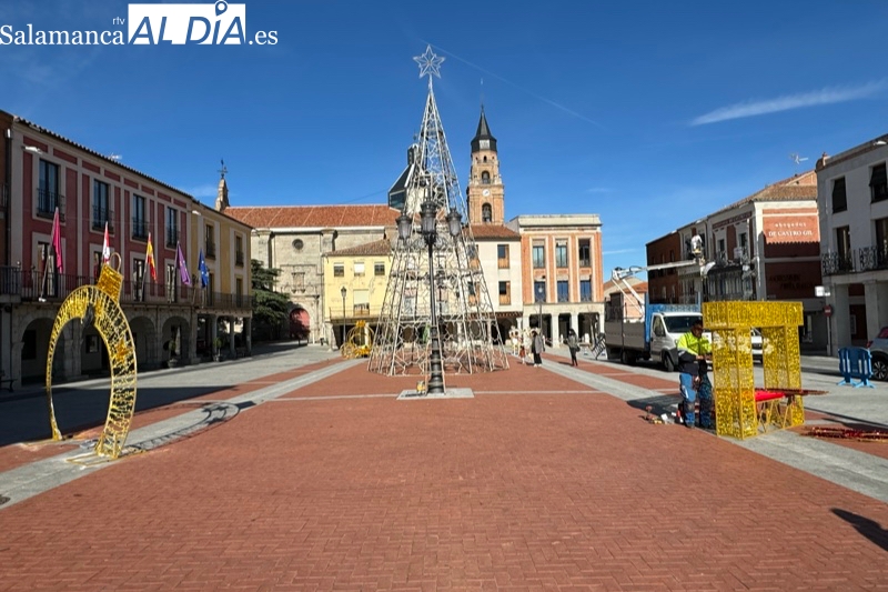 La Plaza de la Constitución se viste de Navidad total en cuenta atrás para su inauguración
