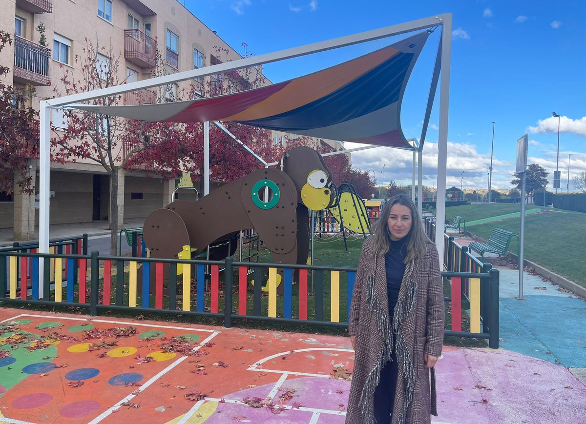 Nueva y colorida lona de protección en otro parque infantil de Santa Marta