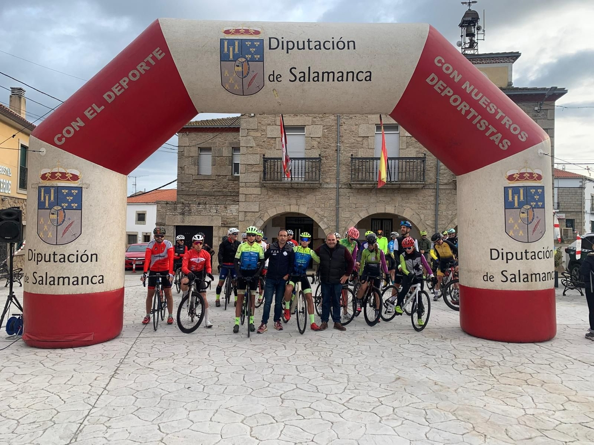 Medio centenar de ciclistas desafían al mal tiempo en la IV Marcha Cicloturista Arribes-Abadengo