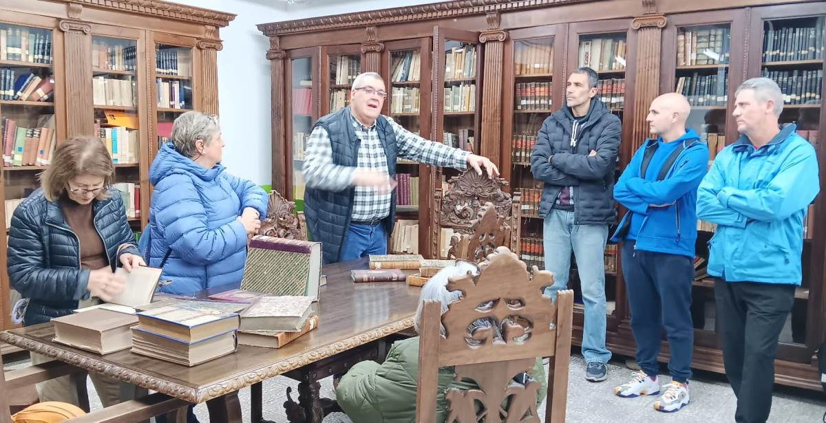 Los integrantes de Mirolibro se adentran en la biblioteca histórica del IES Fray Diego Tadeo