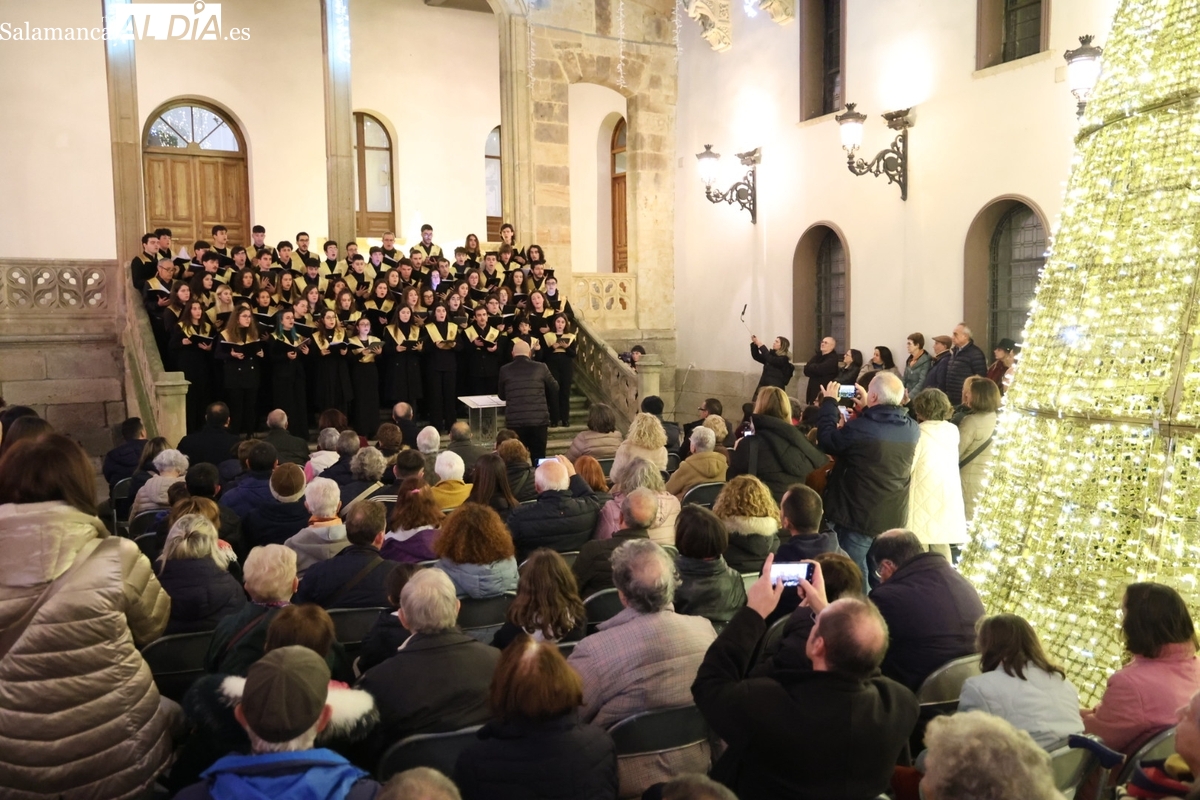 El coro de la Universidad Pontificia alza el telón a La Salina es Navidad en medio de una gran expectación (FOTOS y VÍDEO)