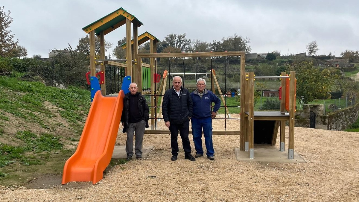 Barruecopardo estrena parque infantil en el entorno del Castillo