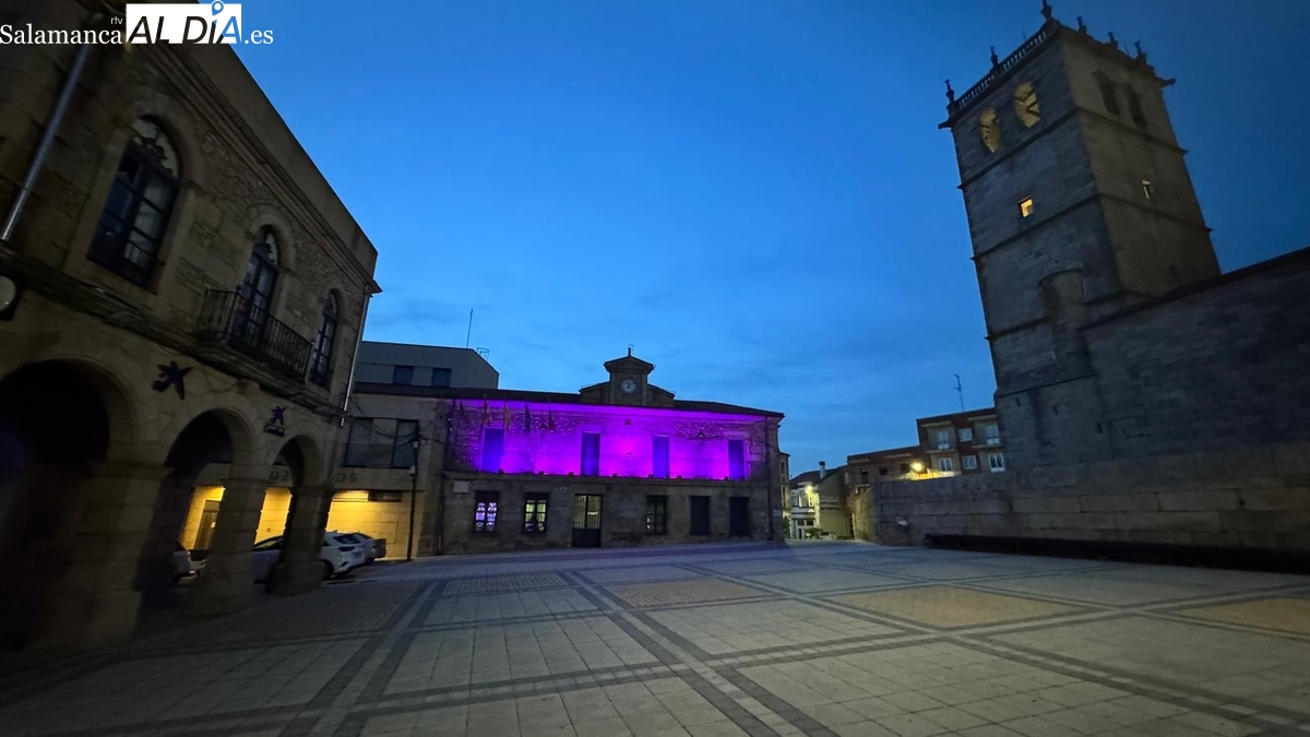 Vitigudino se viste de lila para rechazar la violencia contra la mujer