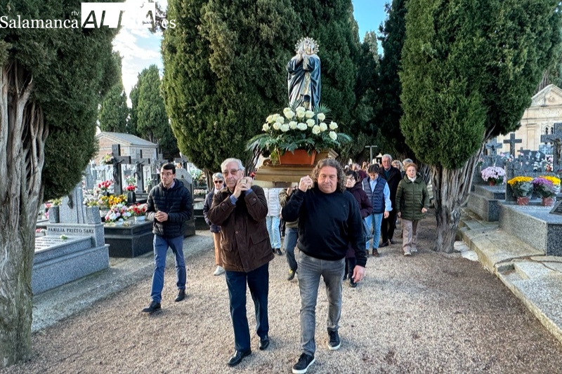 Decenas de personas participan en la procesión en honor a los difuntos