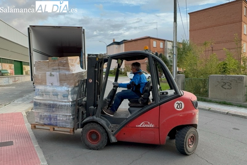 La solidaridad vecinal llena en horas un gran camión con miles de kilos de ayuda para los afectados por la Dana