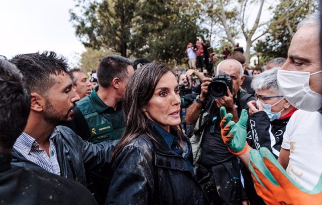 La Reina Letizia continuó con la visita embarrada a pesar del grave altercado