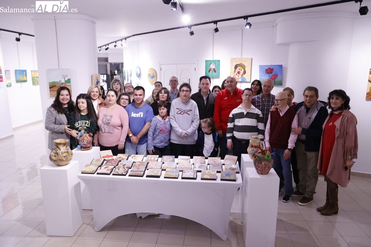 Los trabajos de artes plásticas y visuales de AVIVA se exponen en el Espacio Joven (FOTOS) 