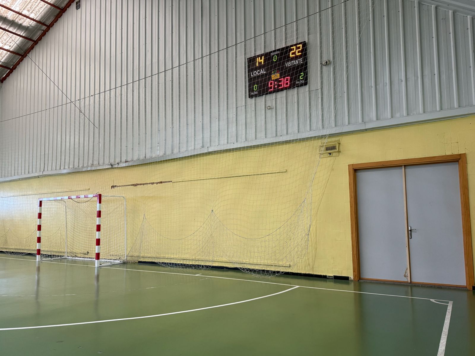 Instalado un marcador multideporte que sustituye la iluminación a LED en el pabellón municipal Rosa Colorado