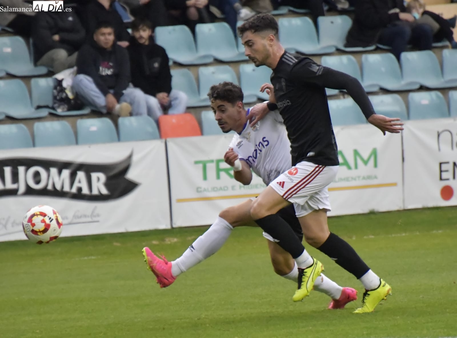 El doblete de Caramelo no basta para que el Salamanca UDS gane al Compostela (2-2)