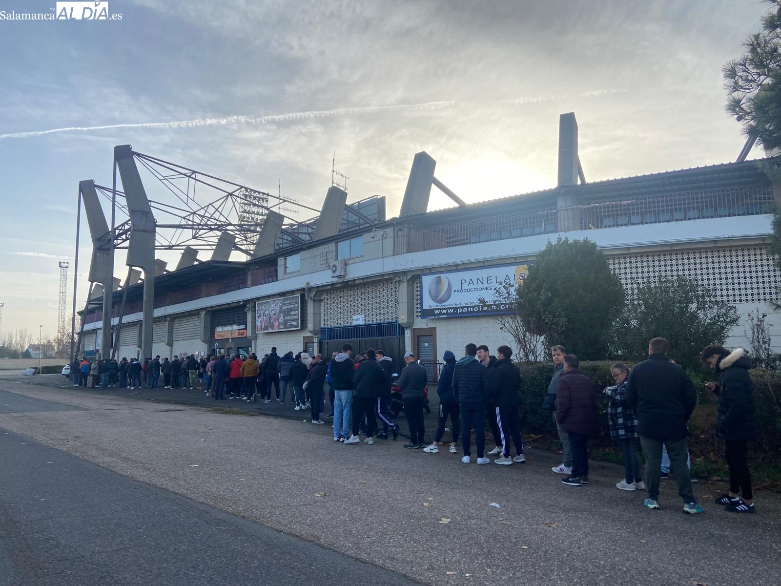 Segundo día de colas en el Helmántico para comprar una entrada del Salamanca UDS - Celta