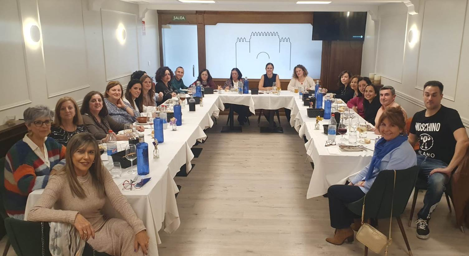 Antiguos y actuales maestros de San Francisco se reúnen en torno a la mesa