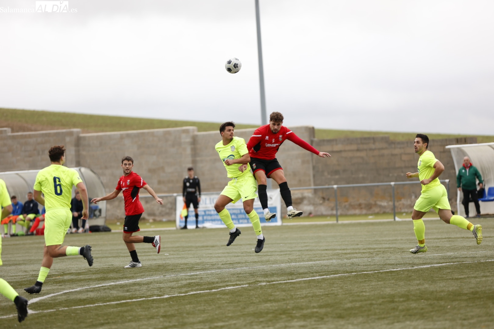 El Helmántico salva un punto ante el Villares en el minuto 93 (2-2)