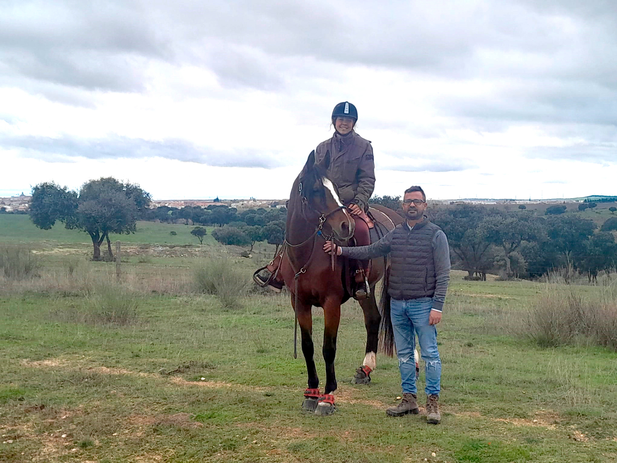Una amazona alemana recorre 1.500 km. a caballo para entregar el animal a su dueña en Portugal