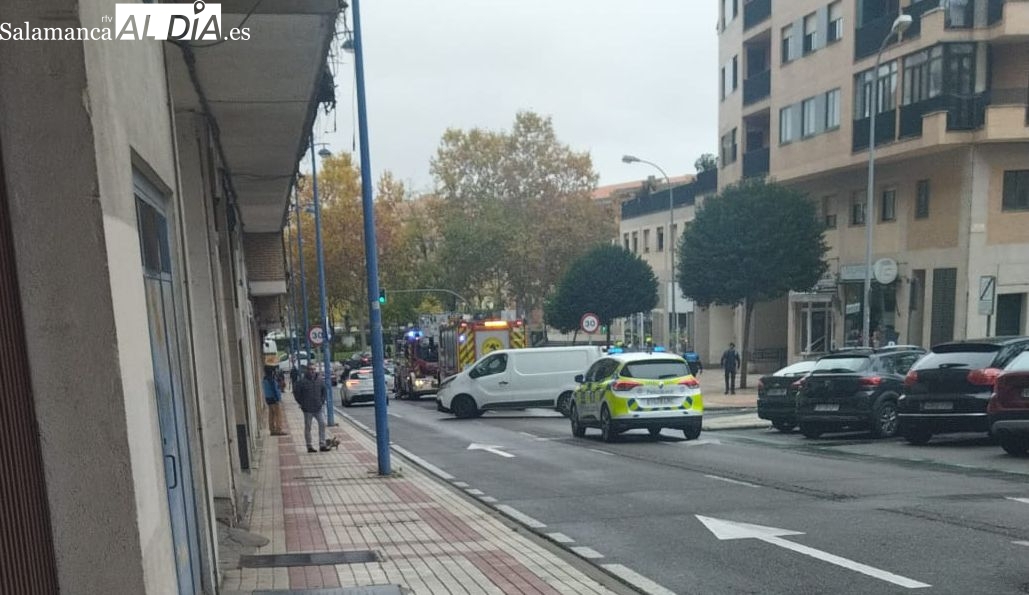 Los bomberos se movilizan tras salir humo de una chimenea en un edifico en Salamanca 