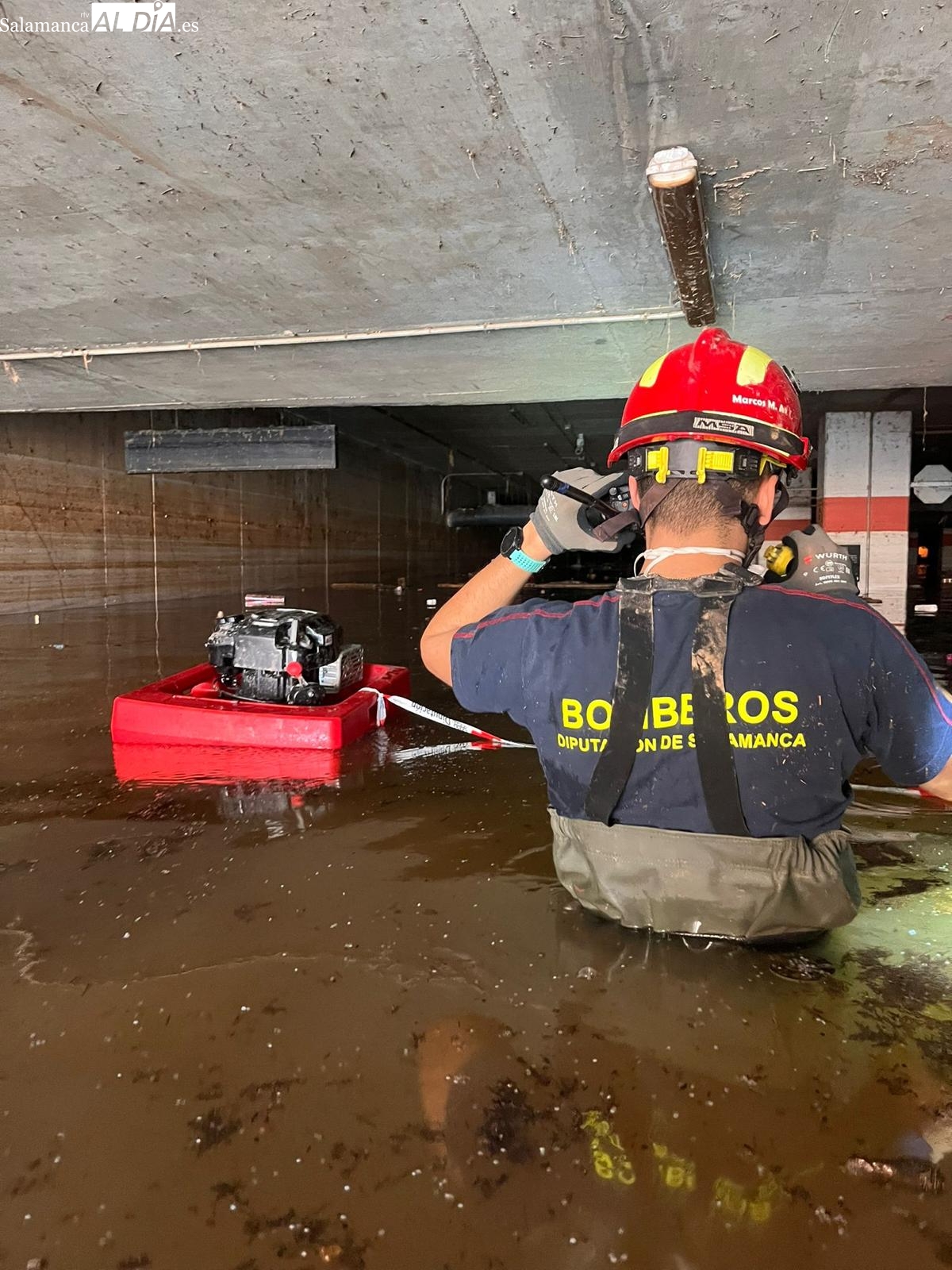 Habla el cabo Javier Criado, bombero de la Diputación de Salamanca: El nivel del agua ha descendido hasta el metro y medio, por lo que podremos realizar una primera inspección (FOTOS y VÍDEO)