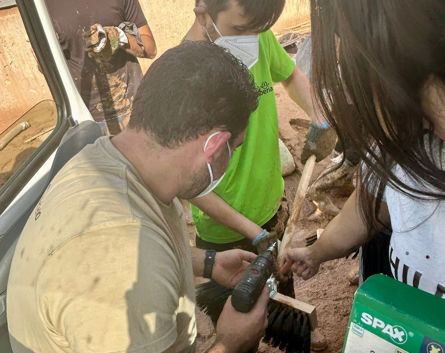Babilafuente lleva hasta Alcudia tres furgonetas cargadas de ayuda vecinal para los afectados por la Dana
