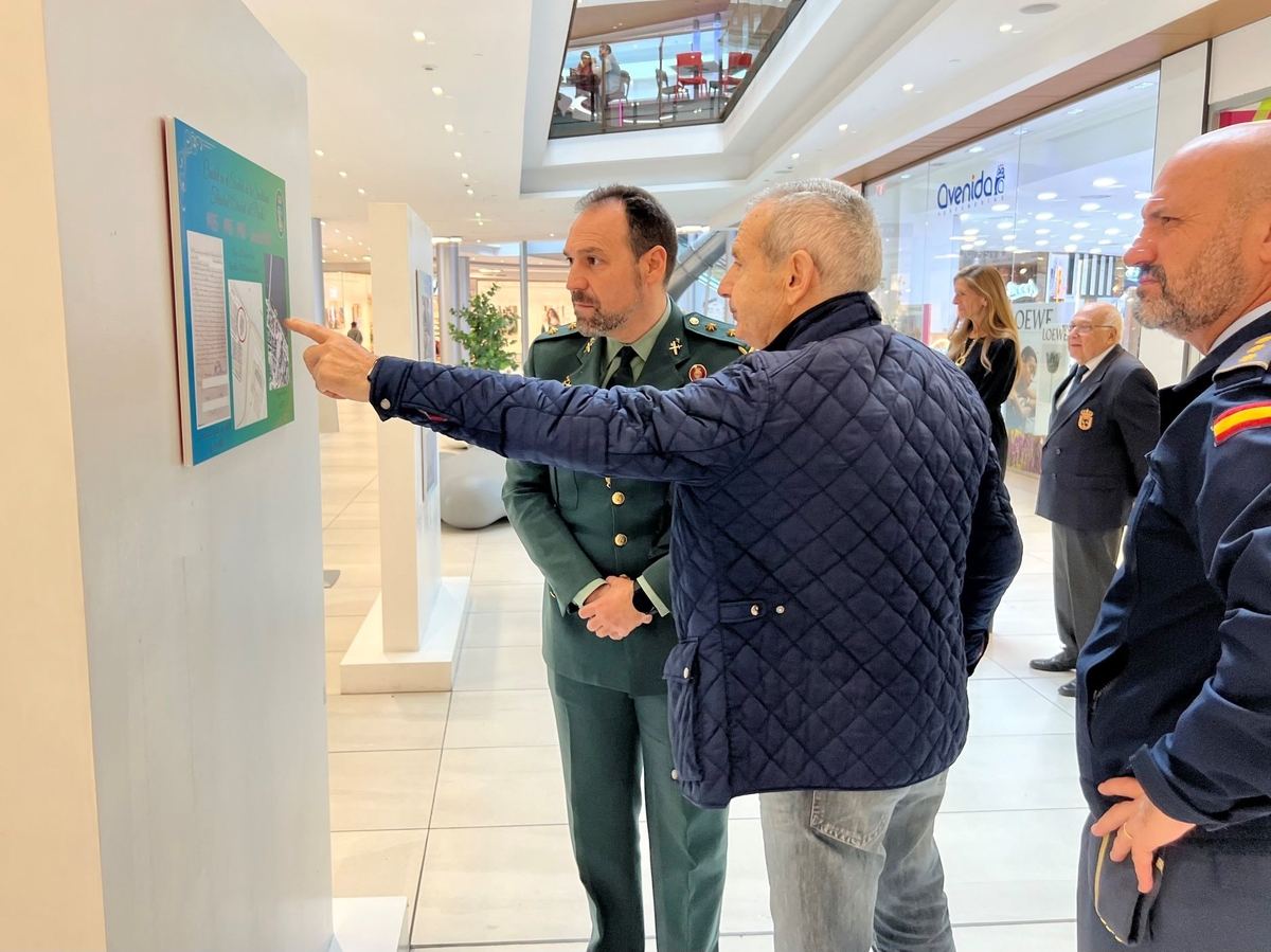 El Centro Comercial El Tormes acoge una exposición sobre los Ejércitos y la Guardia Civil