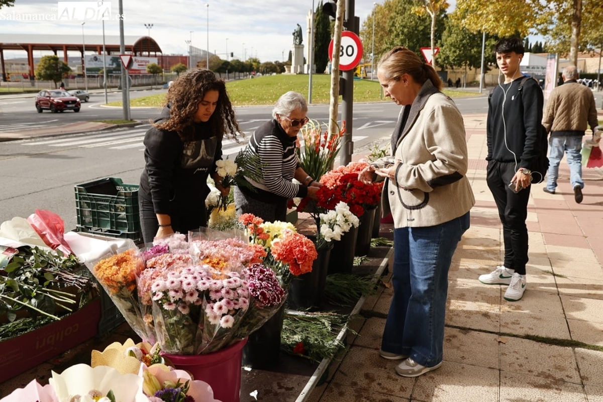 Flores y tradición en el Día de Los Santos: Llevamos 40 años viniendo. Somos los más antiguos