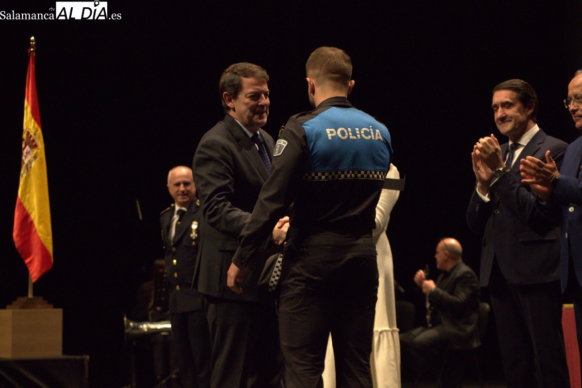 Tres policías salmantinos reciben la Medalla de Oro al Mérito de la Junta de CyL (FOTOS)