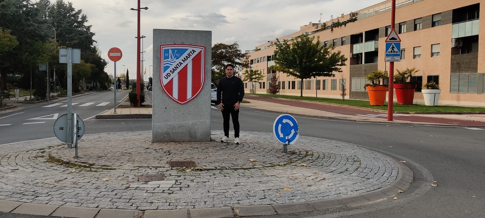 Renovados los escudos de las glorietas de la Unión Deportiva Santa Marta y del Club de Baloncesto