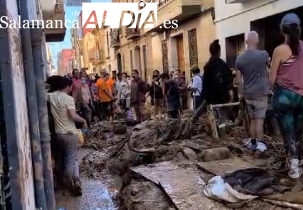 (VÍDEO) Así se canta el himno de Valencia en medio de la catástrofe